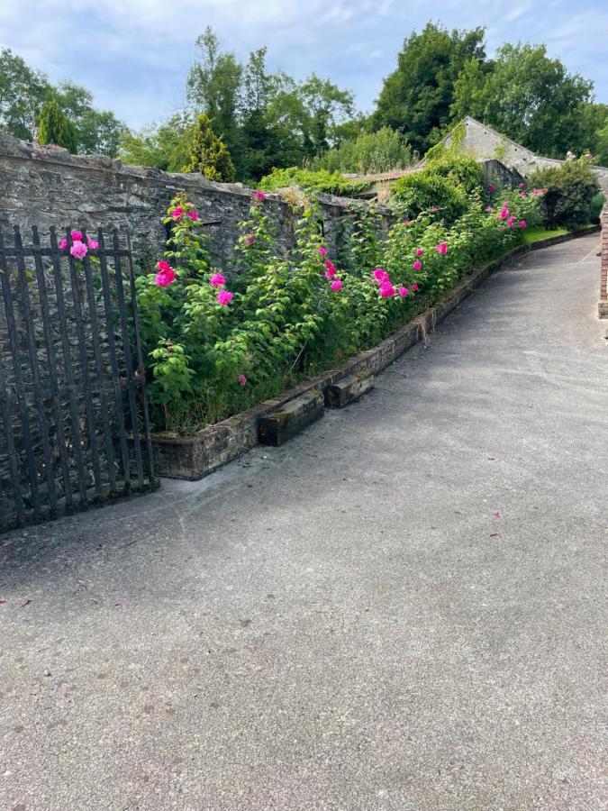 キングスコ－トLarge Townhouse With Gardensアパートメント エクステリア 写真